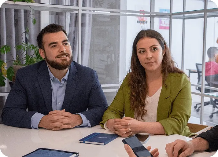 Equipo de Interlink asesorando a inversionistas