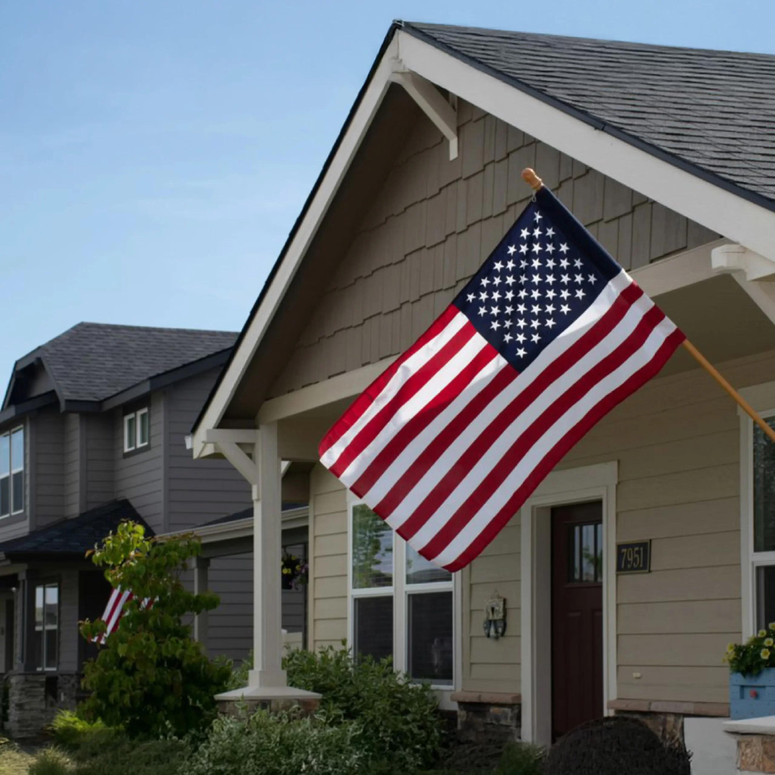 Bandera de Estados Unidos frente a una vivienda