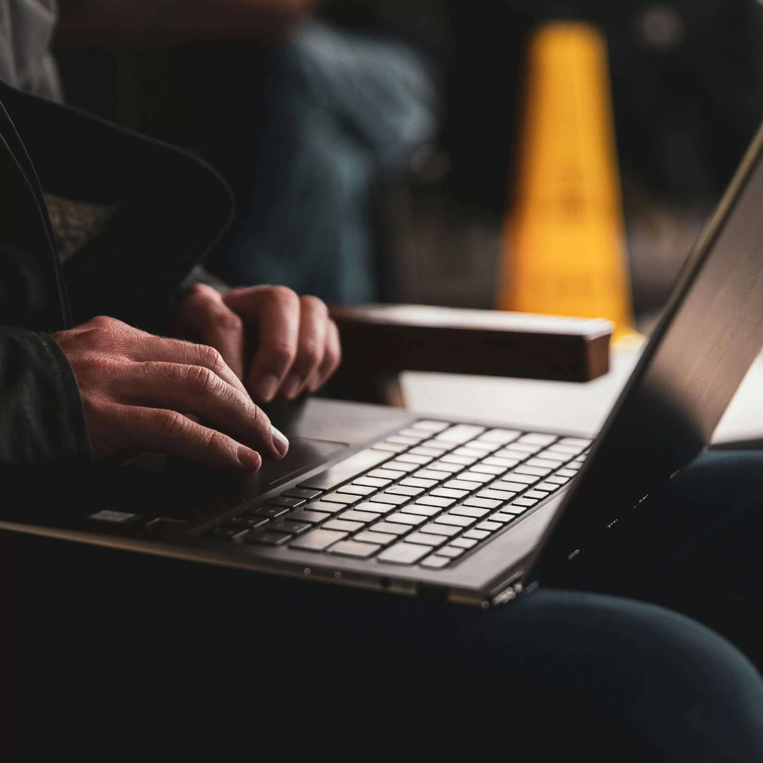 Manos sobre el teclado de una computadora portátil