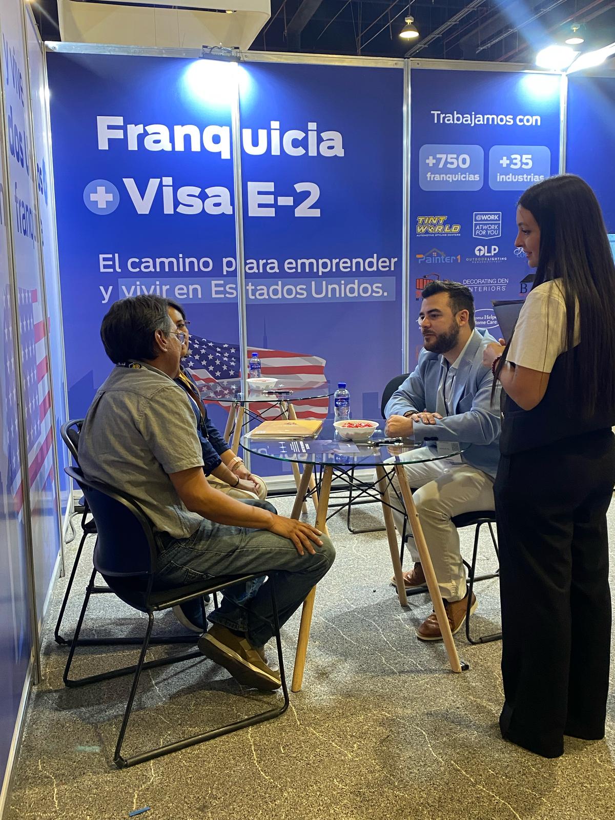 Asesoría a visitantes en el stand de Interlink FBC sobre franquicias en Estados Unidos